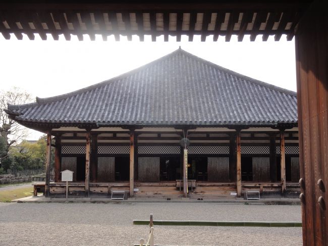 「東門（重要文化財）」　から入って正面に　「極楽坊本堂」　です。<br /><br /><br />「国宝」　に指定されてます。