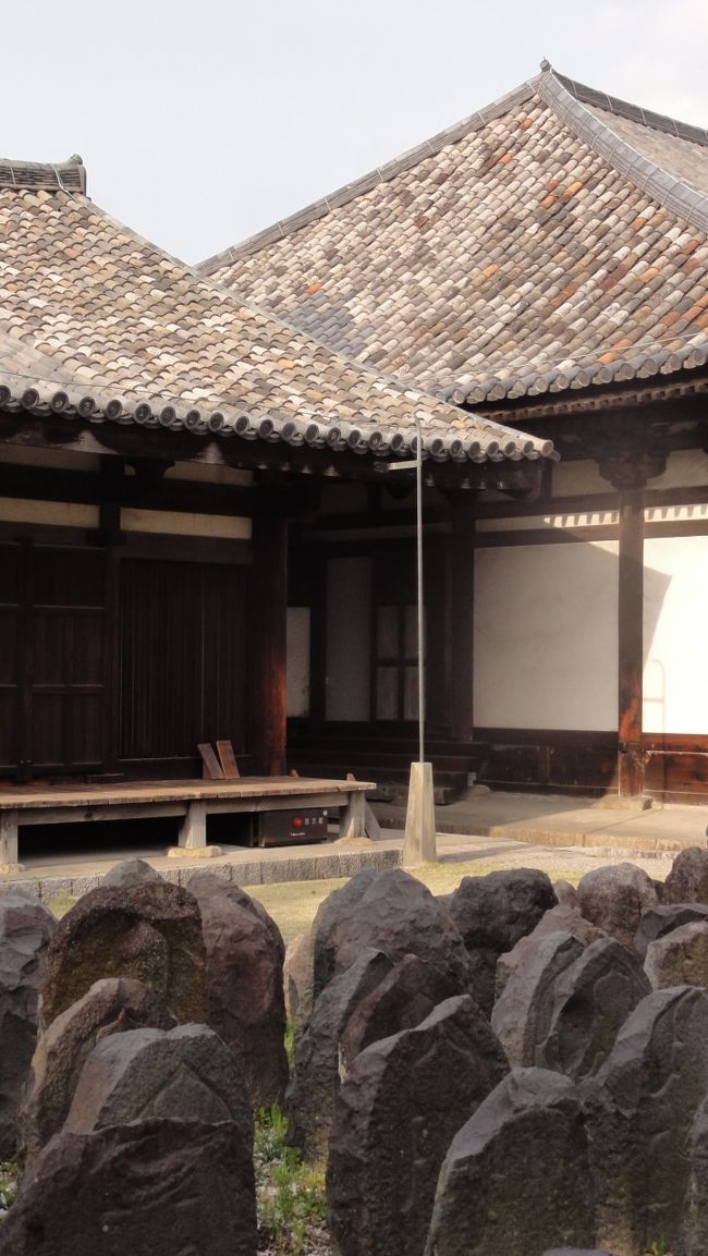 「元興寺」　は　「明日香村」　にある　「飛鳥寺」　が　「平城京」　の遷都に伴って移動してきたものです。<br /><br /><br />「蘇我馬子」　が　「６世紀末」　に　「飛鳥」　に建立した　「日本最古の本格的寺院」　が前進となります。