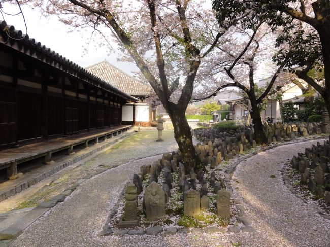 左の建物は　「極楽坊禅室」　です。　