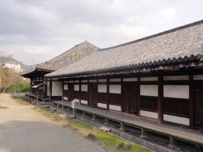 「狭い境内」　で、一辺が　「１００ｍ」　ないと思われます。