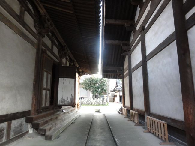 「極楽坊本堂」　と　「極楽坊禅室」　の間を１枚。