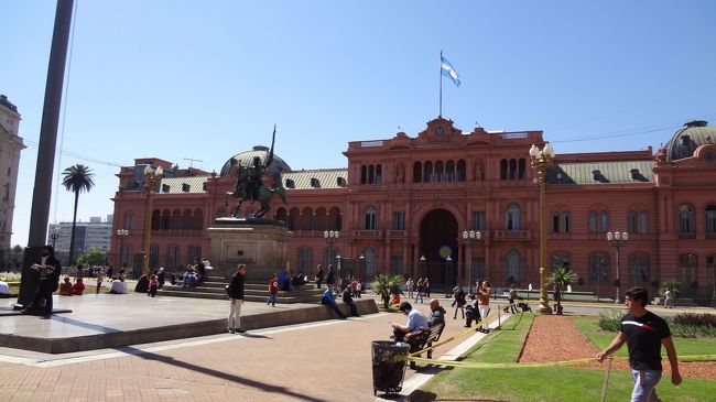 通称"ピンクハウス"と呼ばれる大統領府へ。<br />真ん中のベランダからエビータさんがかの有名な演説を行ったそう。