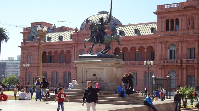 ピンクハウス、、、てね（笑）<br /><br /><br />でも広場はとてもキレイで、お婆ちゃんがお散歩していたり子連れママがベンチで本を読んでいたりと、憩いのスペースになっている。