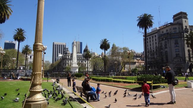 建物と反対側。<br /><br />どこの国にも鳩と仲良しの人はいるもんだねえ。