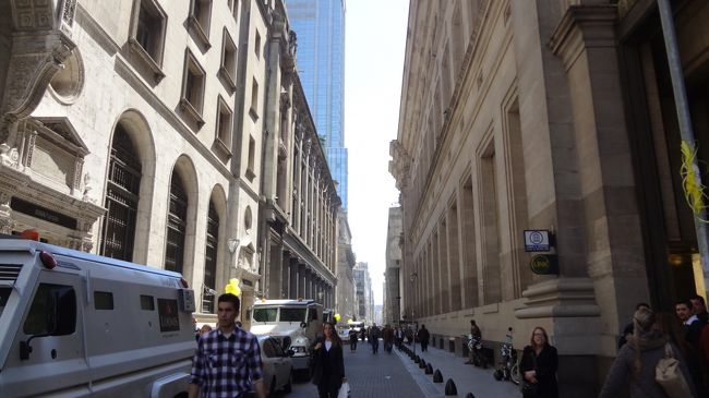 さて、ショッピングモールを目指して歩きますよ。<br /><br />この辺りは金融街なのか、銀行や証券会社らしき建物が多く、整然とした雰囲気だった。