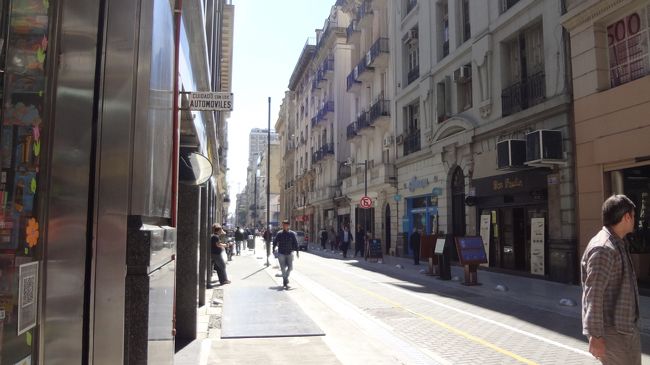 警察やガードマンもあちらこちらにいるからなんとなく安心。<br /><br />この街にはコンビニエンスストアがなく、小商店がその役割をしているみたい。<br />でも石畳の街にはその方が似合う。<br /><br />小商店のレジの前には大抵山盛りのチョコレートが積んである。<br />そう、ブエノスはチョコレートも美味しい。