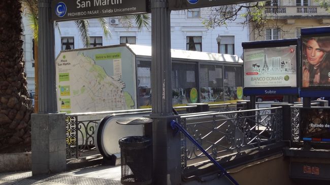 ほらね。<br /><br />チケットは窓口で枚数を言えばOK。<br />入るときだけ機械に通せばいいので、ホームへの階段に不要なチケットがいっぱい捨ててある。。