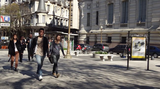 地下鉄は帰りに乗るとして、街を歩きましょう。