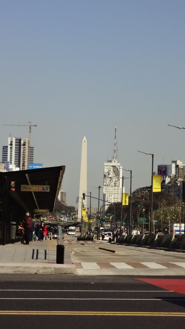 一番のメインロード、7月9日通りの奥に建つオベリスク。