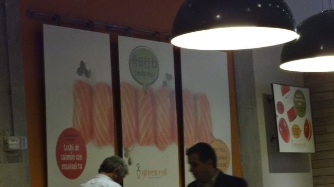 どうやら日本のカフェをイメージしているよう。<br />だけど店内の装飾に「今日行わ」の文字・・・・なに？なにを訴えようとしているの？？！！