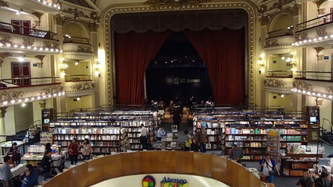 さて、本屋に到着。<br /><br />ここは昔の演劇場を本屋として使っている。<br />美しい本屋に選ばれただけあって、本屋とは思えない気品。