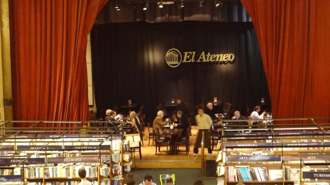 舞台はカフェとして使用。