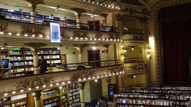 2Ｆ、3Ｆはこのように壁際にだけ本が並んでいる。