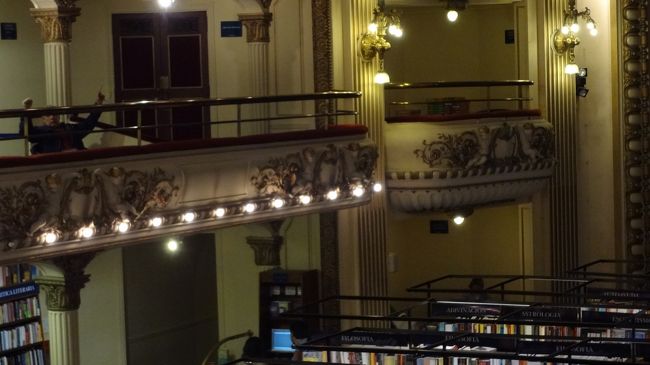 あそこのＶＩＰ席で本を読んでいる人もいた。