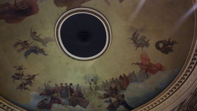 真ん中は吹き抜けになっていて、見上げるとこんな天井画が。