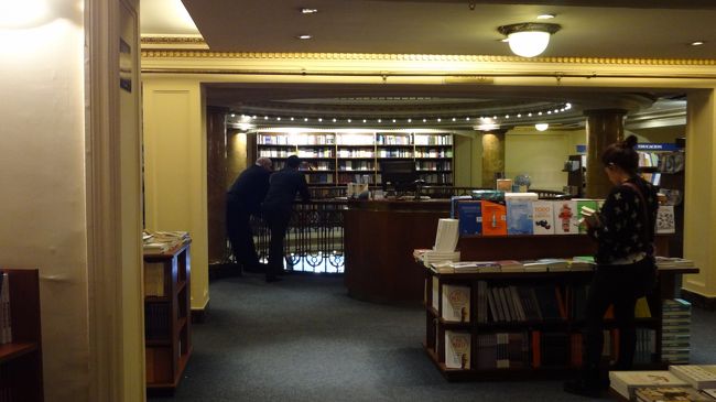 入り口の方。<br />こちらは普通だね。<br /><br />ちなみに中の本屋さんは普通のチェーン店だそう。<br /><br />今回の旅、私は地図を捜していたのだけどどこの本屋さんでも扱っていなかった。<br />ここも然り。。残念。。