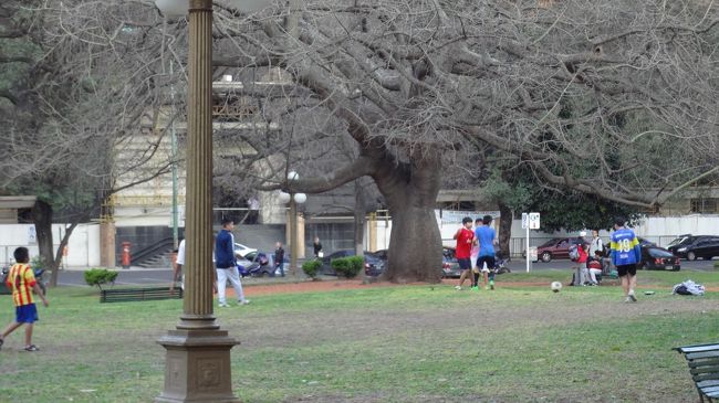 駅からホテルまでの道にて。<br />公園の芝生のエリアで少年たちが本気サッカーをしていた。<br /><br />未来の名選手はいなそうだったけれど、さすがサッカーの国。<br />ボールとスペースがあればどこでも始まる。