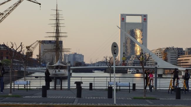 船のドック跡。<br />運河沿いにはレンガの建物。<br /><br />なんとなくみなとみらいに似た雰囲気の場所。