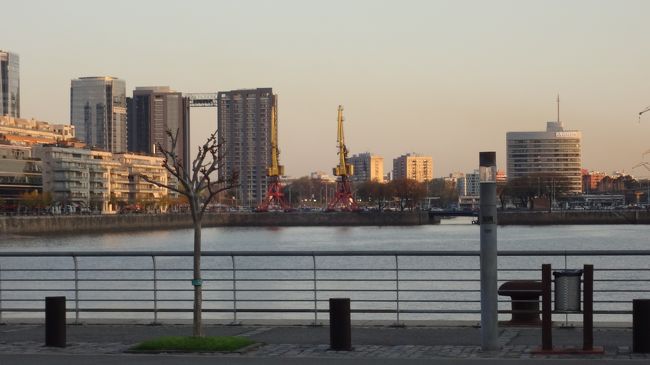 ジョギングしたりデートしたり、穏やかな時間が流れる。