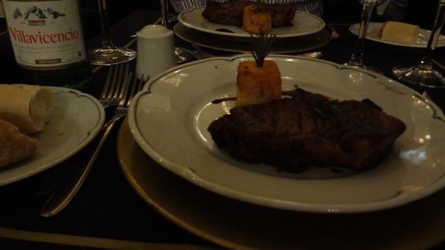 メインの肉。<br /><br />ほらね、ビーフの国のステーキは大きさが手の平よりも大きいの。<br />