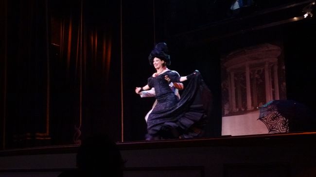 食べ終わってコーヒーを飲んでいるとやおらショーが始まる。<br />途中でオペラのような歌が入ったり、生演奏のソロがあったりと、バラエティに富んだ内容。