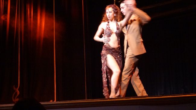 この女性は多分セクシー担当。<br />着替える衣装全てがエロくて仕方ない。<br /><br />食事で酒を飲み過ぎて舟を漕いでいたおじさんもこのときばかりはしっかり起きていた。