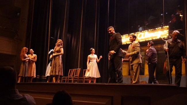 途中でちょっとした寸劇みたいのも入る。<br /><br />なんとなくストーリーの途中からタンゴが始まっていく。