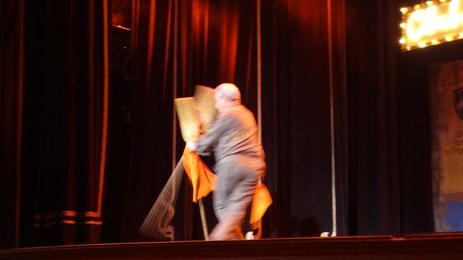 みんなが舞台から引き、残った清掃員役のおじいさん。<br />パートナーがいないから箒を相手に踊っているところ。<br /><br />一番拍手が大きかった（笑）