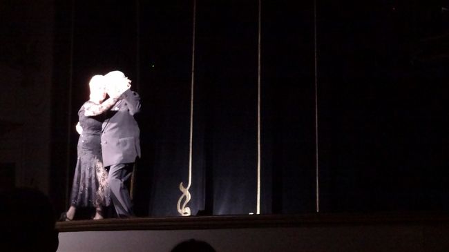 今度はおじいさんとおばあさんのカップル。<br />こちらはベーシックなタンゴのよう。いくつになっても踊れるダンスだってこと。