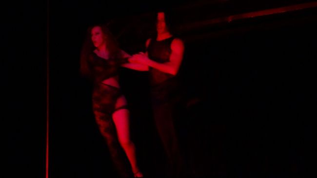 で、またセクシー担当のお姉さん登場。<br />半分隠れてるけど全部レースだから、Ｔバックも透けちゃってる。。<br /><br />踊りなんてちっとも頭に入ってこない（笑）