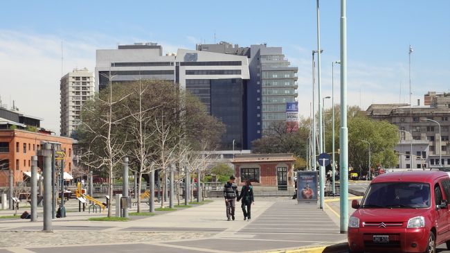 さて、翌日。<br />今日は違う街をぶらぶらしてみよう。<br /><br />ホテルから歩いて15分くらいのサンテルモ地区は、東京で言う代官山のような街。<br />小さいデザイナーズショップやカフェがあちこちにあって、歩くだけでも楽しい。