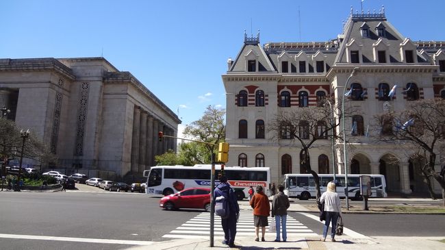 この横断歩道、青の時間が短すぎて、絶対に渡りきれない。。<br />コツは、ちょっとフライングしてスタートし且つ小走りすること。