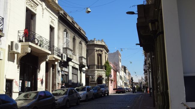 坂も多い街。<br />石畳と年代を感じるアパート。<br />