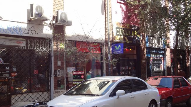 横道に入ればおじいさんがくつろいでいるカフェがあったり、Ｔシャツ専門店などがあったりする。