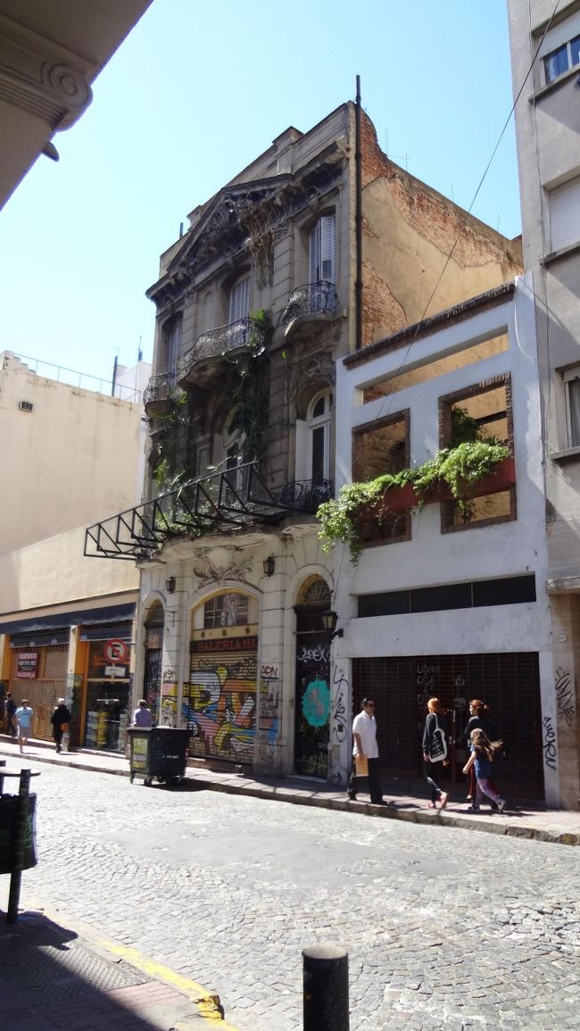 可愛らしい街だけど、ふと入った建物の中がとても広い市場になっていてびっくり。<br /><br />骨董品屋、食べ物、古着、なんでもある。<br />ここの古本屋で念願の地図を見つけた。<br /><br />私が欲しかったのは南米が中心の地図。<br />南米が中心になると日本はどうなるの？が知りたくて。