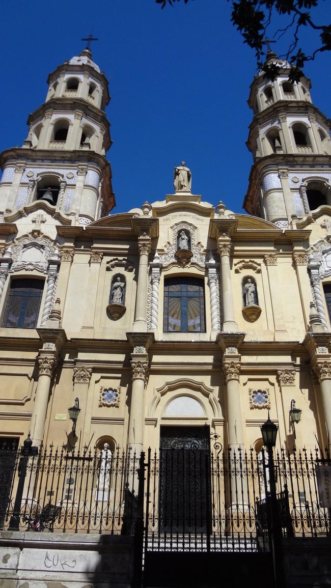 移民の子供むけの小学校の前にあった教会。<br />