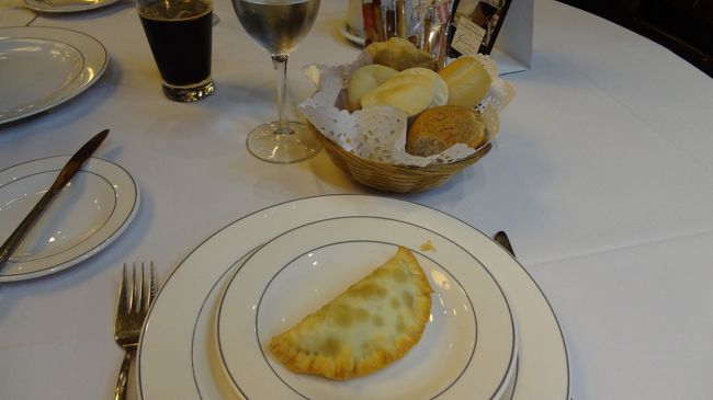 ランチのパスタの代償に、美味しいと聞いてやってきたレストラン"ＥＬ ＭＩＲＡＳＯＬ"へ。<br />私は野菜とチーズ入りのエンパナーダを前菜に。