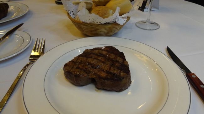 だってお肉がとても大きいから。<br />これは私のサーロイン（300ｇ）→一番ミニマム！<br /><br />開くと・・