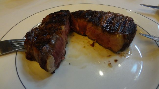 こんな感じ。<br /><br />とにかくお肉そのものが美味しい！<br />ジューシーで柔らかいとはこういうことね。しかも脂部分がほとんどないから、私にとっては嬉しい限り。<br /><br />前菜含め、これらにビールと炭酸水で＄56！！<br />とにかくビーフは安い。<br />スーパーでは2kgの赤身の塊りが500円前後で売られていた。