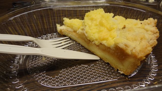 レストランでデザートを食べなかったので、昼間サンテルモで見つけたカフェのケーキをテイクアウト。<br /><br />こちらはアップルパイ。