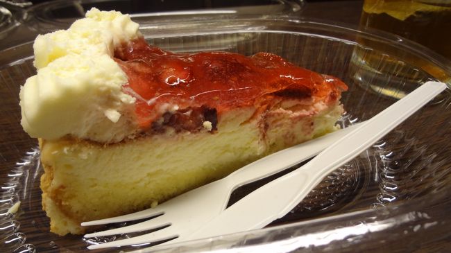 イチゴのタルト。<br /><br />やっぱり美味しい！けどこの大きさにしては甘いな。