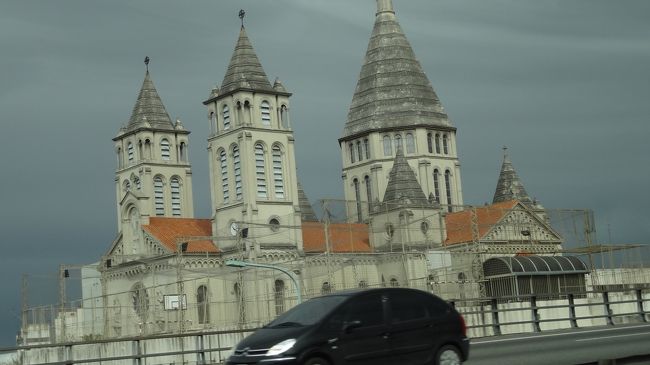 翌日、イタリアマフィアみたいなドライバーさんのお迎えで空港へ。<br /><br />ハイウェイから撮った教会。<br /><br />ああ、名残惜しい・・・。<br />この街はとても居心地が良かった。<br /><br />雰囲気も食事もだけど、人々の些細な笑顔がとてもホッとさせてくれた。<br />街並みはヨーロッパでも気質はラテンなのかな。<br /><br />とっても遠いけどいつかまた来たい。<br />