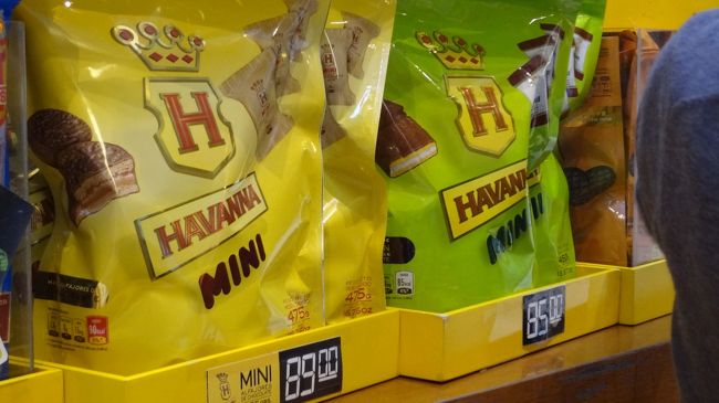 HAVANA<br />有名らしくあちらこちらで専門店を発見。<br /><br />クリームサンドクッキーをチョコレートでコーティングしたタイプ。<br />miniは個包装なのでお土産にぴったり。<br /><br />このクリームはドゥセレチェと言ってレチェ（ミルク）と砂糖を煮詰めて作ったクリーム、色んなお菓子に使われている。<br />キャラメルっぽいけどもうちょっとさっぱりしている、かな。