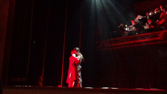 舞台の2Ｆ部分にバンドがいて、時々ソロで盛り上げたりもする。