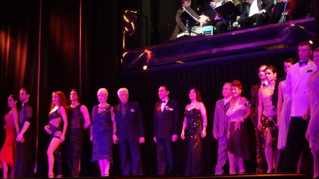 そしてカーテンコール。<br />セクシー担当、どうよ？　ほぼ下着でしょ。