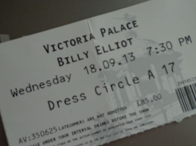 事前にWEBで、２階席の１番前ど真ん中の恐らく１番いい席のチケットを購入していました。<br /><br />現地で安いチケットを求める手間と時間を考えると、この方法が少々高くついても私は好きです。