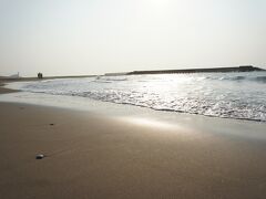 石川県の徳光(とくみつ)PAから歩いて砂浜に下ります。