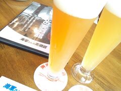 そのあと少し歩いて、
呉の地ビールが飲めるという
海軍さんのビール館へ。
最近「地ビール」も好き。

最初は
ヴァイツェンとケルシュをいただく。
いいあんばいに冷えてる。かんぱーい。
おすすめは海軍カレーだったけど
広島に戻ったらお好み焼きを
食べるよねー、というわけでパス。