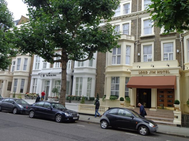 確かにアールズコート駅周辺はホテルばかり。