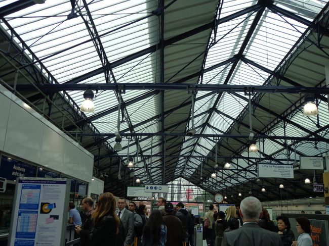 まず，アールズコート駅からディストリクトラインでパディントンまで。<br /><br />駅のレフトバゲッジに荷物を預けるためです。ホテルは多分荷物預かってくれるだろうけど，空港までヒースローエクスプレスで行きたいので。。